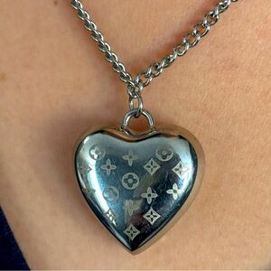 SILVER HEART FASHION NECKLACE NWOT